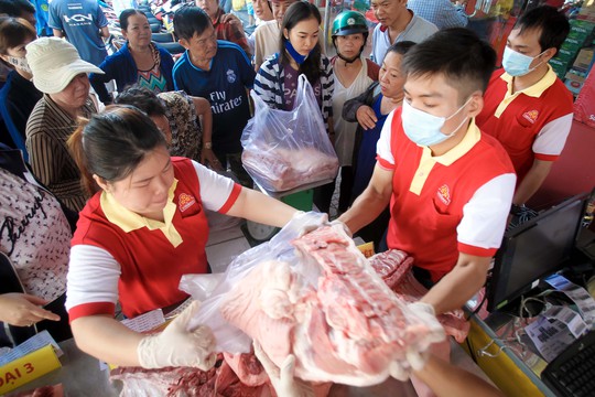 Chen nhau mua thịt heo cực rẻ 25.500 đồng/kg - Ảnh 7.