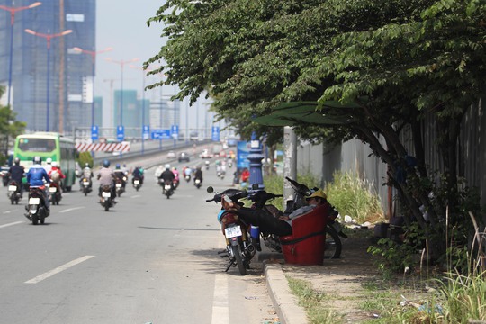 
Thời tiết trên xa lộ Hà Nội khá nóng khiến các bác tài xe ôm mệt lã mưu sinh

