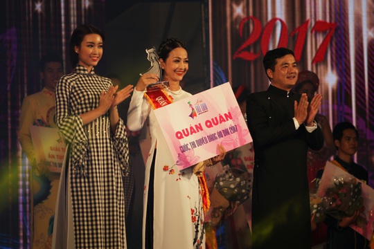 
Trao giải quán quân bảng A2 của Duyên dáng áo dài 2017 cho Trần Thị Lan Hương
