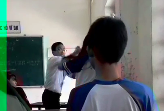 
Hình ảnh nam giáo viên và nữ sinh choảng nhau. Ảnh cắt ra từ clip
