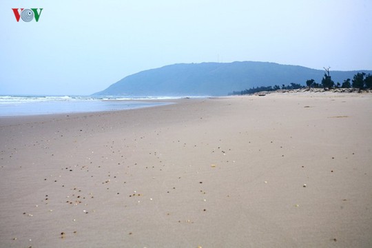 Ngắm vẻ đẹp của bãi biển hoang sơ dưới chân đèo Ngang - Ảnh 10.