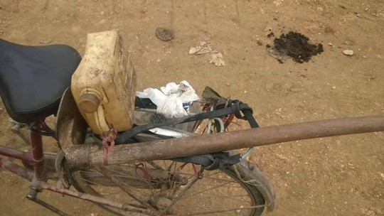 
Xe đạp và vật dụng tại nơi phát hiện thi thể người phụ nữ xấu số
