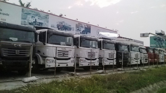 Một loại xe tải Trung Quốc chen kín bãi xe tại Quốc lộ 5A (đoạn từ Hưng Yên - Hải Dương) - (ảnh Nguyễn Tuyền)