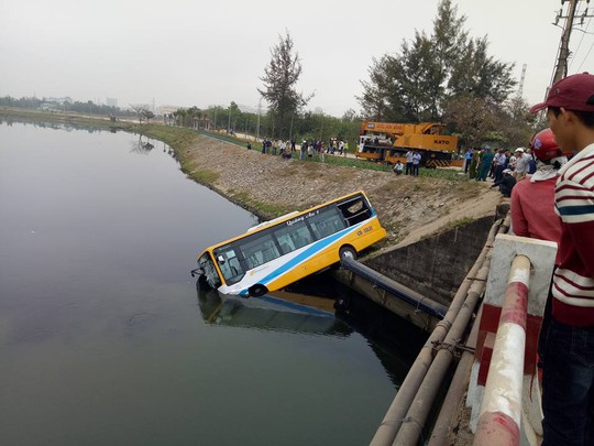 
Chiếc xe buýt mất đã lao xuống hồ nước, rất may không có hành khách ở trên
