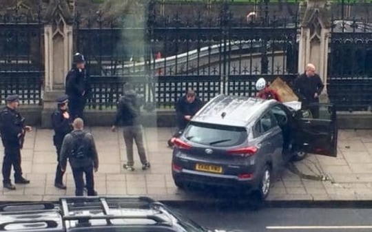 
Chiếc xe đâm vào hàng rào bên ngoài Cung điện Westminster (tòa nhà Quốc hội Anh). Ảnh: Twitter

 
