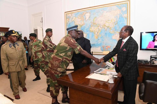 
Ông Mugabe gặp các tướng quân đội. Ảnh: AP
