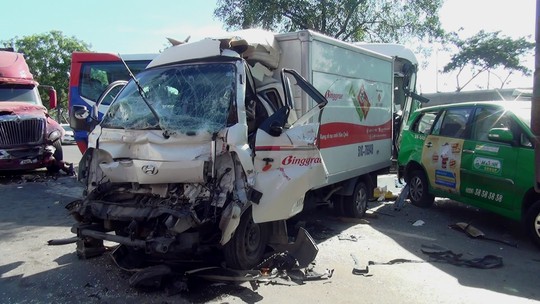 Hiện trường vụ tai nạn xe đầu kéo “lùa” 5 ô tô dừng đèn đỏ - Ảnh 1.
