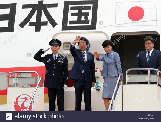 Máy bay của thủ tướng Nhật rớt vật lạ khi đang bay - Ảnh 1.