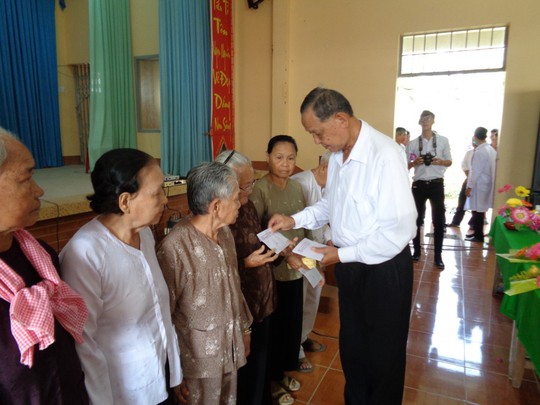 Tướng Tư Bốn trong chuyên án Năm Cam trao quà dân nghèo đón tết - Ảnh 2.