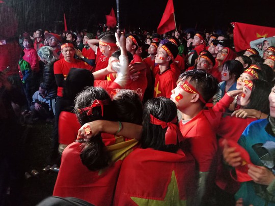 Người hâm mộ rơi lệ tiếc nuối bàn thua vào phút chót của U23 Việt Nam - Ảnh 1. Người hâm mộ rơi lệ tiếc nuối bàn thua vào phút chót của U23 Việt Nam - Ảnh 1.