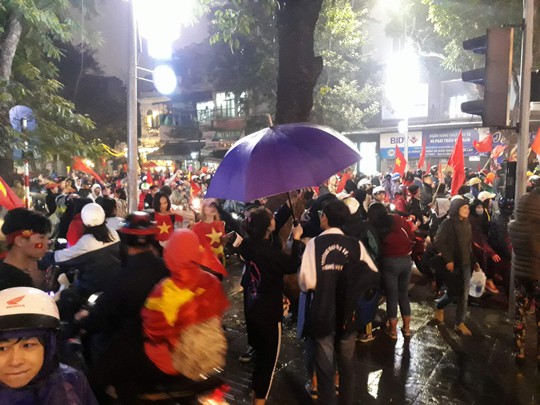 Biển người đổ về Hồ Gươm mừng kỳ tích của U23 Việt Nam dưới mưa - Ảnh 5. Biển người đổ về Hồ Gươm mừng kỳ tích của U23 Việt Nam dưới mưa - Ảnh 5.
