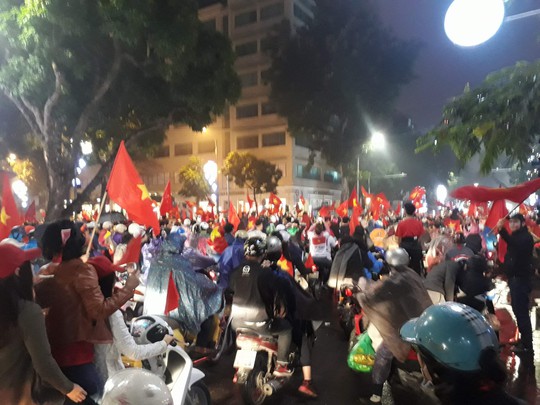 Biển người đổ về Hồ Gươm mừng kỳ tích của U23 Việt Nam dưới mưa - Ảnh 1. Biển người đổ về Hồ Gươm mừng kỳ tích của U23 Việt Nam dưới mưa - Ảnh 1.