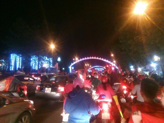 Biển người đổ về Hồ Gươm mừng kỳ tích của U23 Việt Nam dưới mưa - Ảnh 7. Biển người đổ về Hồ Gươm mừng kỳ tích của U23 Việt Nam dưới mưa - Ảnh 7.
