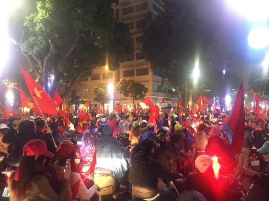 Biển người đổ về Hồ Gươm mừng kỳ tích của U23 Việt Nam dưới mưa - Ảnh 4. Biển người đổ về Hồ Gươm mừng kỳ tích của U23 Việt Nam dưới mưa - Ảnh 4.