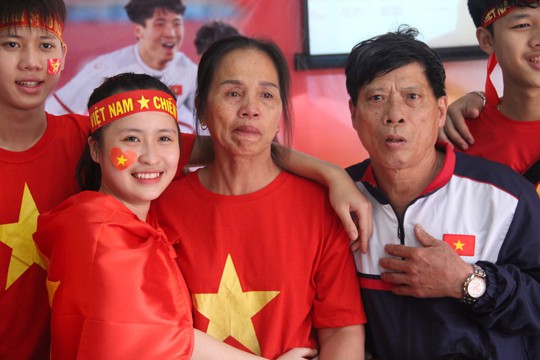 Mẹ Bùi Tiến Dũng ngất khi Quang Hải ghi bàn gỡ hòa cho U23 Việt Nam - Ảnh 9.