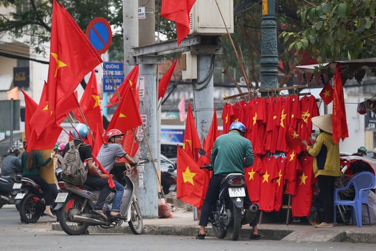 Người Sài Gòn đổ xô mua áo, cờ... cổ vũ U23 Việt Nam - Ảnh 12.