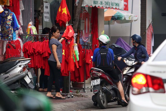 Người Sài Gòn đổ xô mua áo, cờ... cổ vũ U23 Việt Nam - Ảnh 3.