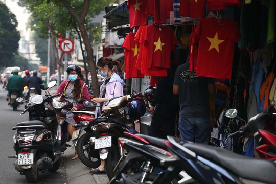 Người Sài Gòn đổ xô mua áo, cờ... cổ vũ U23 Việt Nam - Ảnh 5.