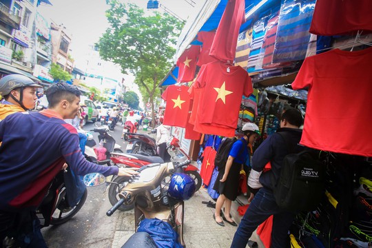 Người Sài Gòn đổ xô mua áo, cờ... cổ vũ U23 Việt Nam - Ảnh 10.
