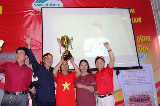 Mẹ Bùi Tiến Dũng ngất khi Quang Hải ghi bàn gỡ hòa cho U23 Việt Nam - Ảnh 10.