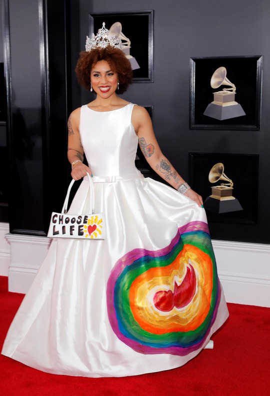 Hoa hồng trắng ngập thảm đỏ Grammy 2018 - Ảnh 8. Hoa hồng trắng ngập thảm đỏ Grammy 2018 - Ảnh 8.