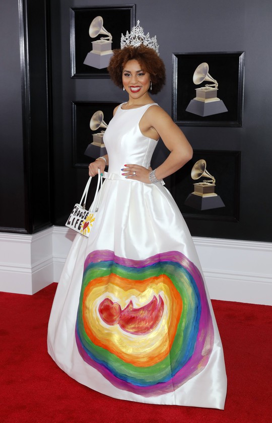 Hoa hồng trắng ngập thảm đỏ Grammy 2018 - Ảnh 9. Hoa hồng trắng ngập thảm đỏ Grammy 2018 - Ảnh 9.
