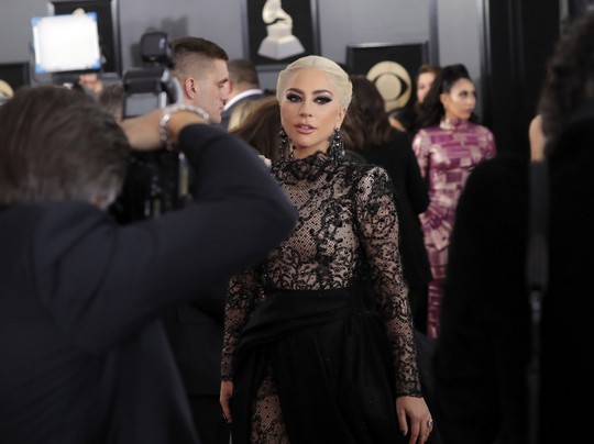 Hoa hồng trắng ngập thảm đỏ Grammy 2018 - Ảnh 1. Hoa hồng trắng ngập thảm đỏ Grammy 2018 - Ảnh 1.
