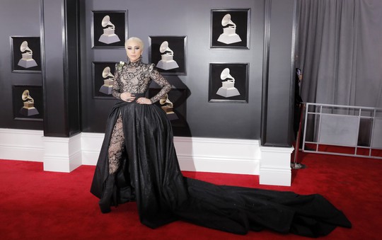 Hoa hồng trắng ngập thảm đỏ Grammy 2018 - Ảnh 2. Hoa hồng trắng ngập thảm đỏ Grammy 2018 - Ảnh 2.