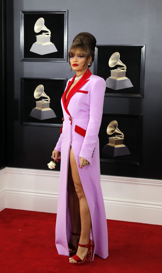 Hoa hồng trắng ngập thảm đỏ Grammy 2018 - Ảnh 13. Hoa hồng trắng ngập thảm đỏ Grammy 2018 - Ảnh 13.