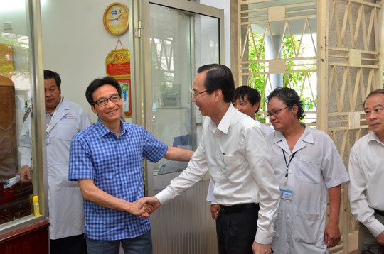 Phó Thủ tướng thị sát bệnh nhi tay chân miệng tại Bệnh viện Nhi Đồng 1 - Ảnh 6.