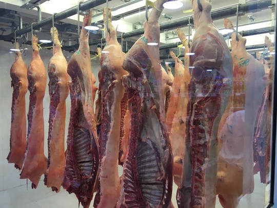 Người dân TP HCM tăng mua thịt heo ăn Tết - Ảnh 1.