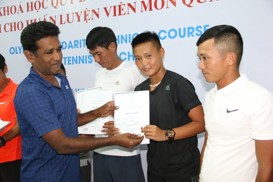 Giảng viên nước ngoài ấn tượng với HLV quần vợt Việt Nam - Ảnh 1.