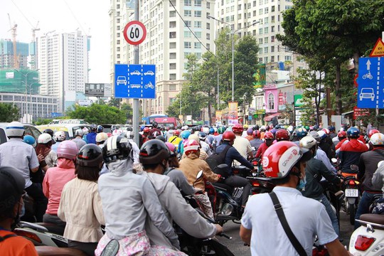 Kẹt xe nghiêm trọng trên đường Nguyễn Hữu Cảnh - Ảnh 5.