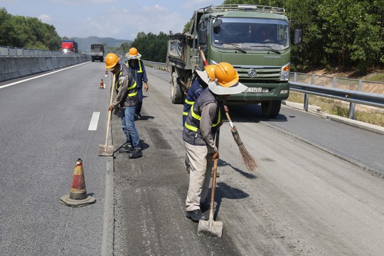 Phát hiện vệt dầu loang bất thường trên đường cao tốc Đà Nẵng – Quảng Ngãi - Ảnh 5.