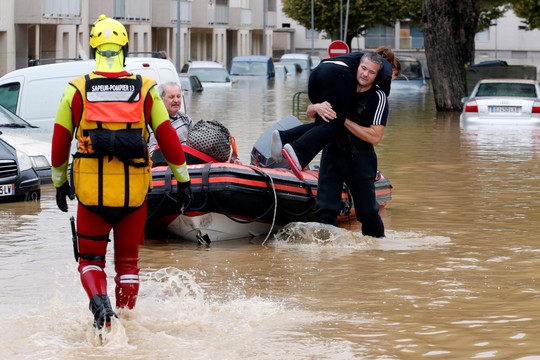 Pháp: Nước mưa 7 tháng trút xuống trong 1 đêm, nữ tu sĩ bị cuốn trôi - Ảnh 3.