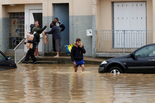 Pháp: Nước mưa 7 tháng trút xuống trong 1 đêm, nữ tu sĩ bị cuốn trôi - Ảnh 8.