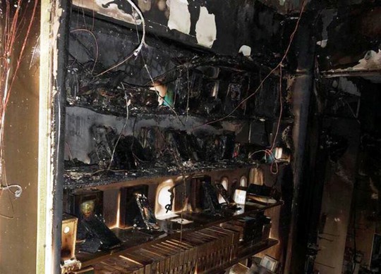Cháy cửa hàng điện thoại Hoàng Hà mobile, thiệt hại nhiều tỉ đồng - Ảnh 2.