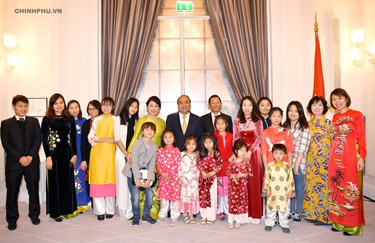 Thủ tướng gặp gỡ, thăm hỏi bà con Việt kiều ở Đan Mạch - Ảnh 1.