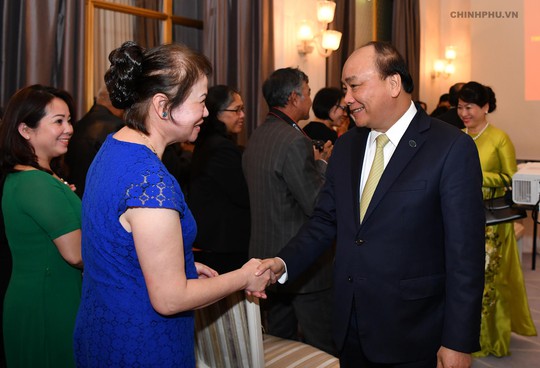 Thủ tướng gặp gỡ, thăm hỏi bà con Việt kiều ở Đan Mạch - Ảnh 2.