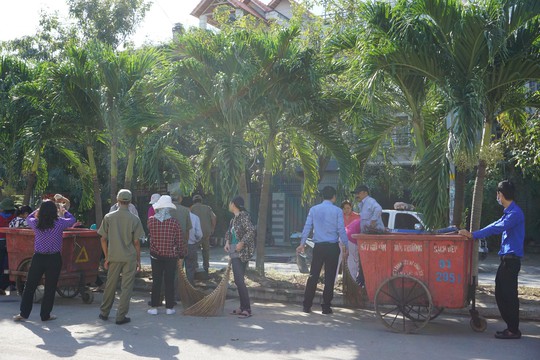 Lãnh đạo TP HCM cùng người dân dọn rác trên kênh rạch - Ảnh 6.