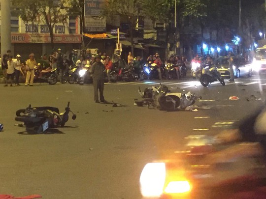 Ô tô tông xe máy văng la liệt ở Ngã tư Hàng Xanh, 1 người chết - Ảnh 3.