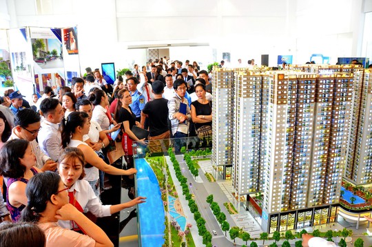Vay mua nhà, mua xe khó hơn - Ảnh 1. Vay mua nhà, mua xe khó hơn - Ảnh 1.