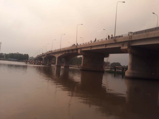 Con nhảy cầu, cha ngồi đợi phép mầu trong mưa - Ảnh 1.