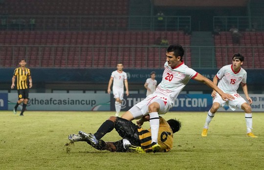 Cận cảnh pha tắc bóng gãy chân đối thủ của hậu vệ U19 Malaysia - Ảnh 2.