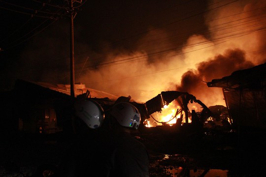 Đồng Nai: Cháy lớn trong đêm, hàng nghìn m2 kho xưởng bị thiêu rụi - Ảnh 1.