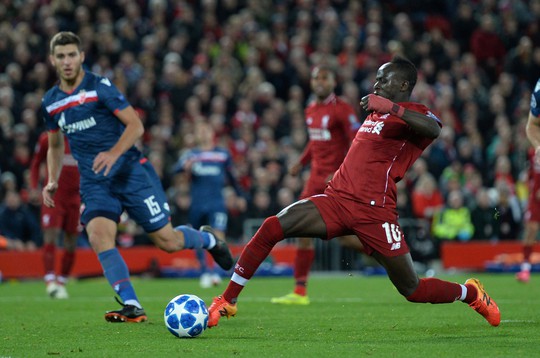 Liverpool mở đại tiệc bàn thắng, Mohamed Salah nhận quà độc từ CĐV - Ảnh 5.