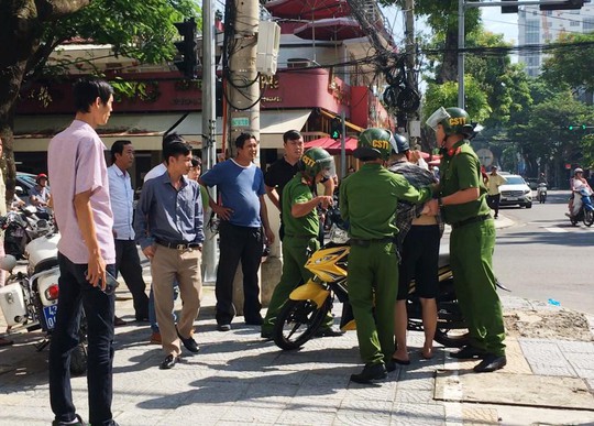 Bị phát hiện vượt đèn đỏ, nam thanh niên đạp cảnh sát trật tự bị thương - Ảnh 1.