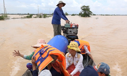 Người đưa đò vùng lũ - Ảnh 1.