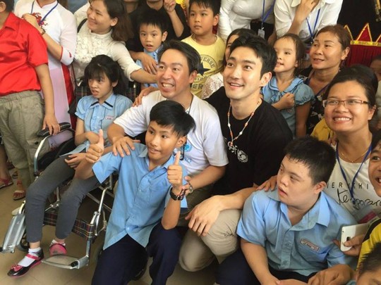 Sao Hàn truyền cảm hứng cho trẻ em Kon Tum - Ảnh 12.