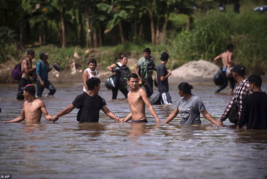 Di dân đổ về, Mỹ phái hơn 5.000 quân tới biên giới, thêm 7.000 quân sẵn sàng - Ảnh 7.